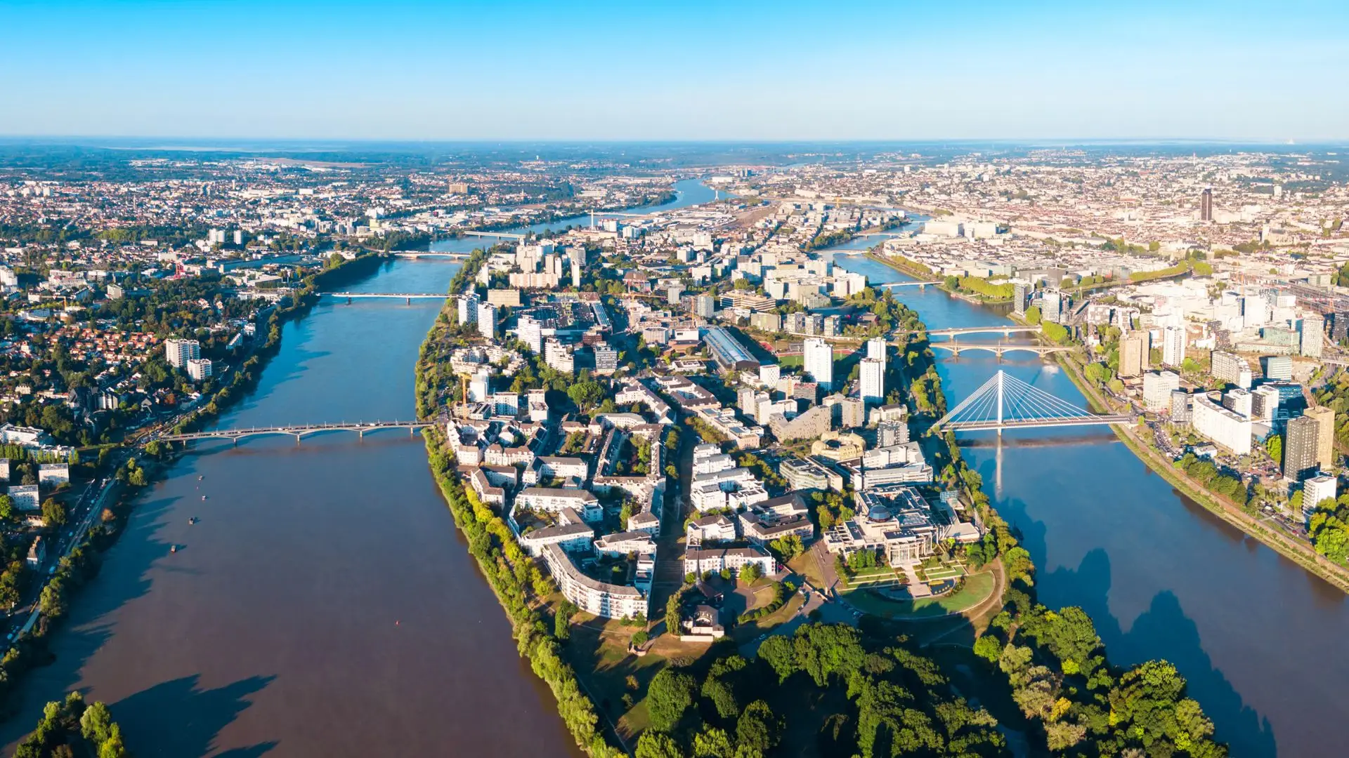 Vue aerienne de Nantes illuminee - VTC electrique Loire-Atlantique